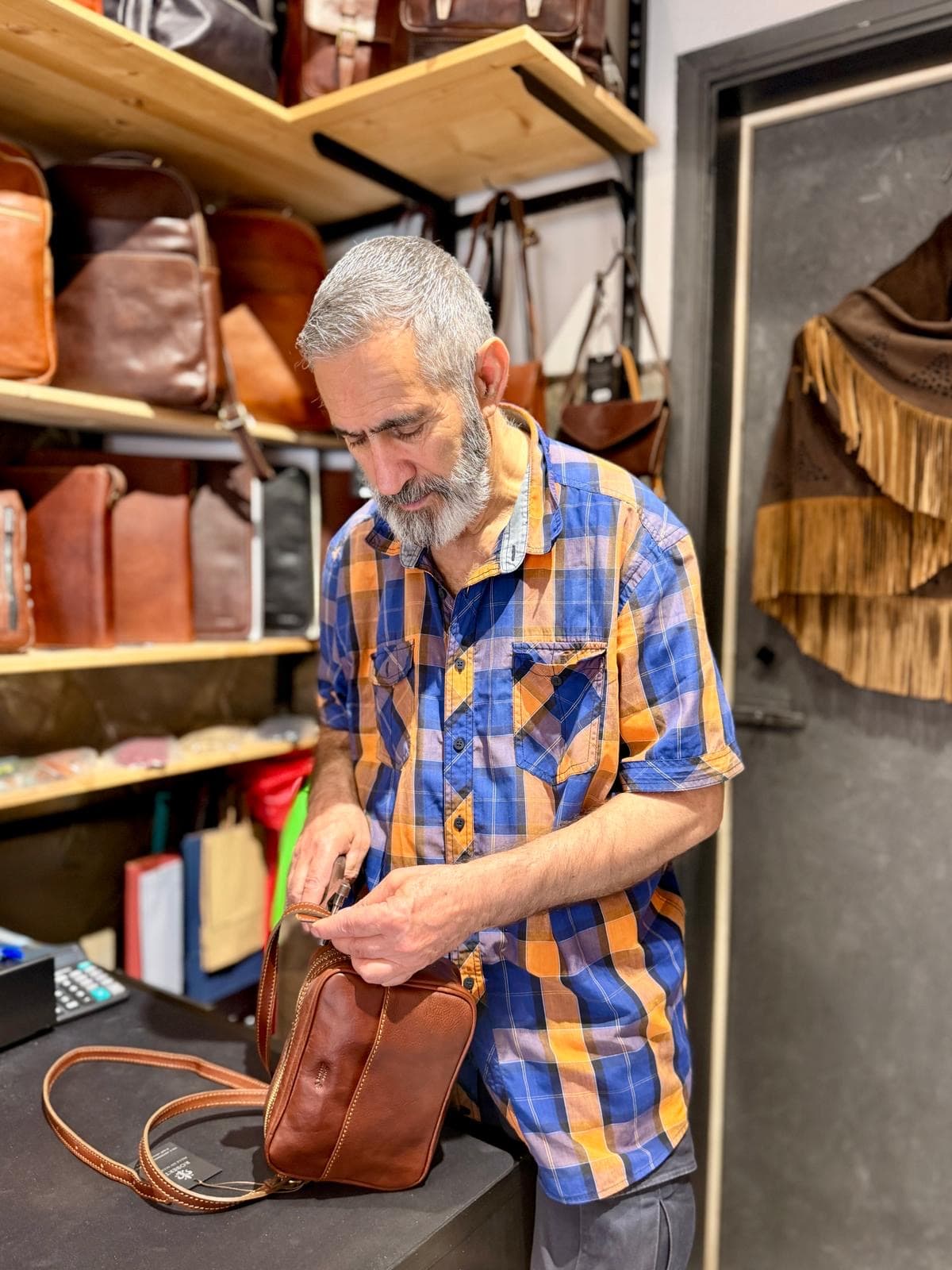 Roberto, titolare di Roberto Pelle ed Accessori, nel suo negozio a Firenze