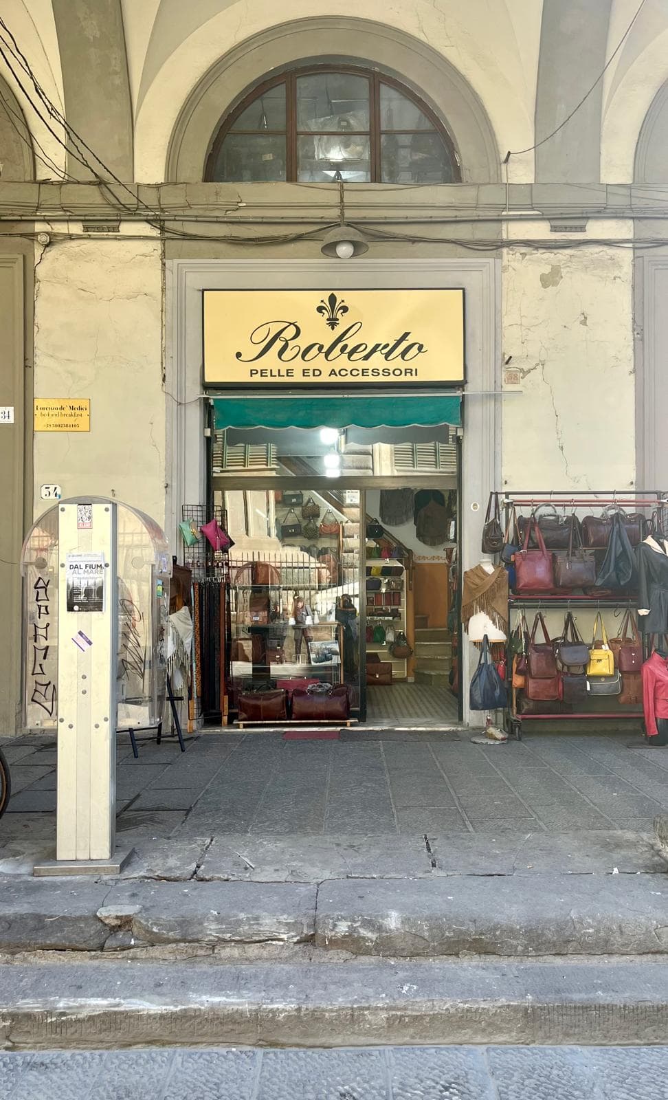 Vetrina del negozio Via Sant'Antonino, 58R a Firenze